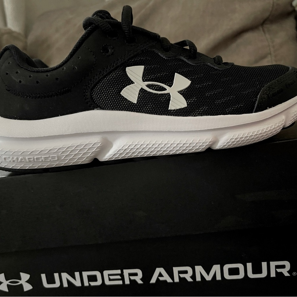 Kids Under Armour Assert shoe-Brand New!!!